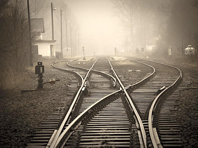 Bahnschienen im Nebel