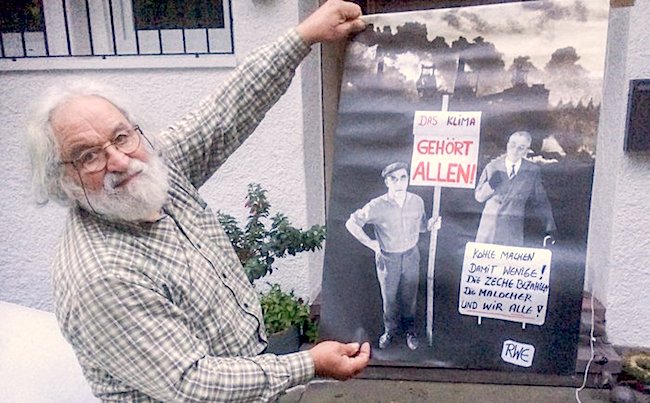 Walter Trefz zeigt Plakat