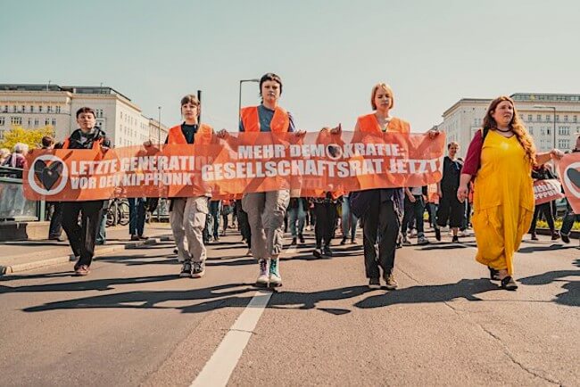 Letzte Generation bei einem Protestmarsch in Berlin