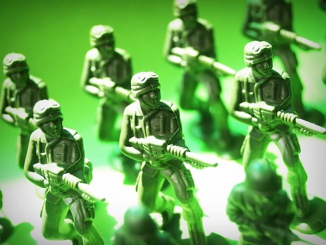 Symbolbild - Soldaten mit Gewehr